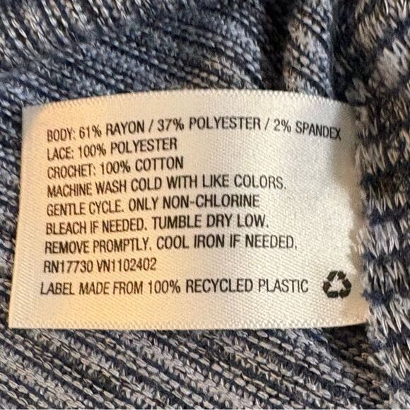 Xhilaration Gray and White Relaxed Tunic Top 3/4 Sleeves Lace back stretch. - Picture 9 of 10